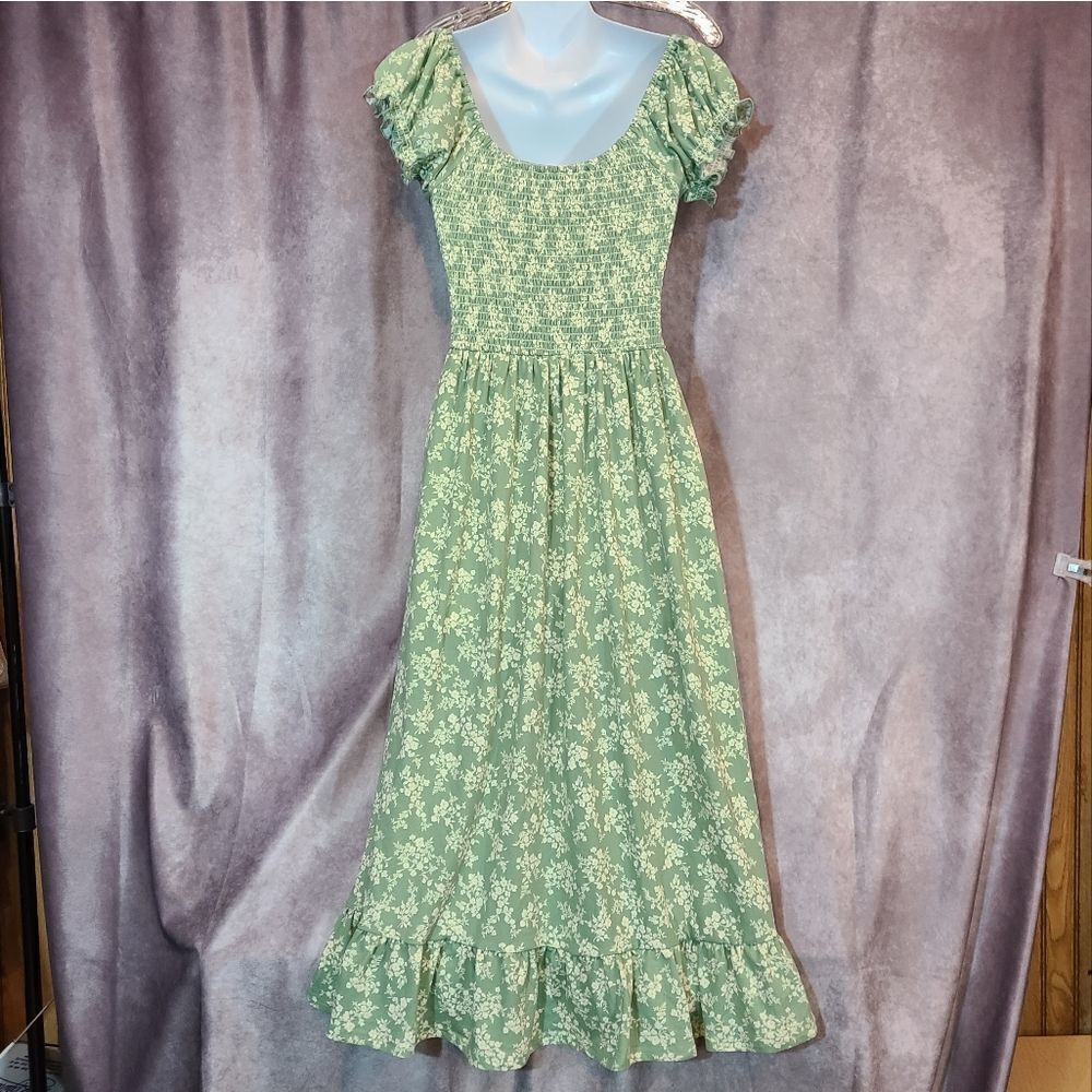 Ever After Green‎ Floral Smocked Dress Size Medium - Picture 2 of 4